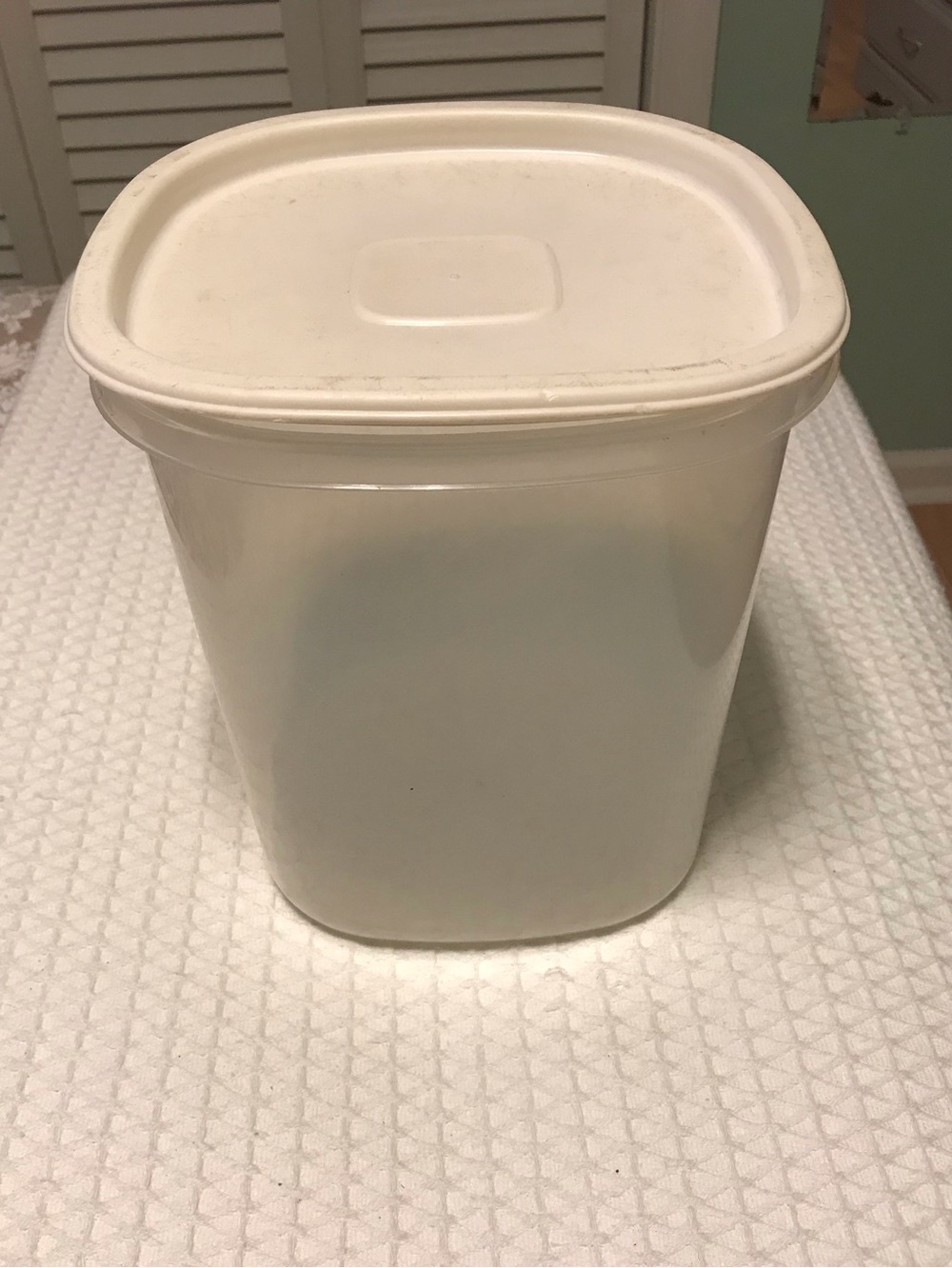Rubbermaid White Plastic Food Storage Bin with Snap Lid